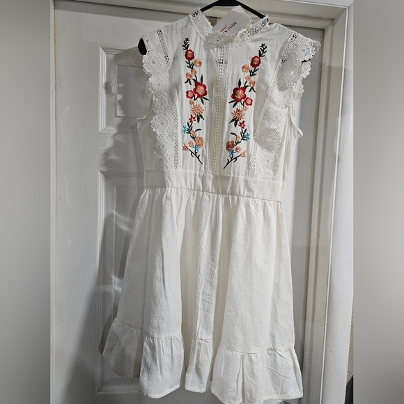 Miss Kelly Dresses & Skirts - Floral embroidered mexican dress